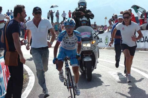 Domenico Pozzovivo (Colnago-CSF Inox) had plenty of support at Lago Laceno.