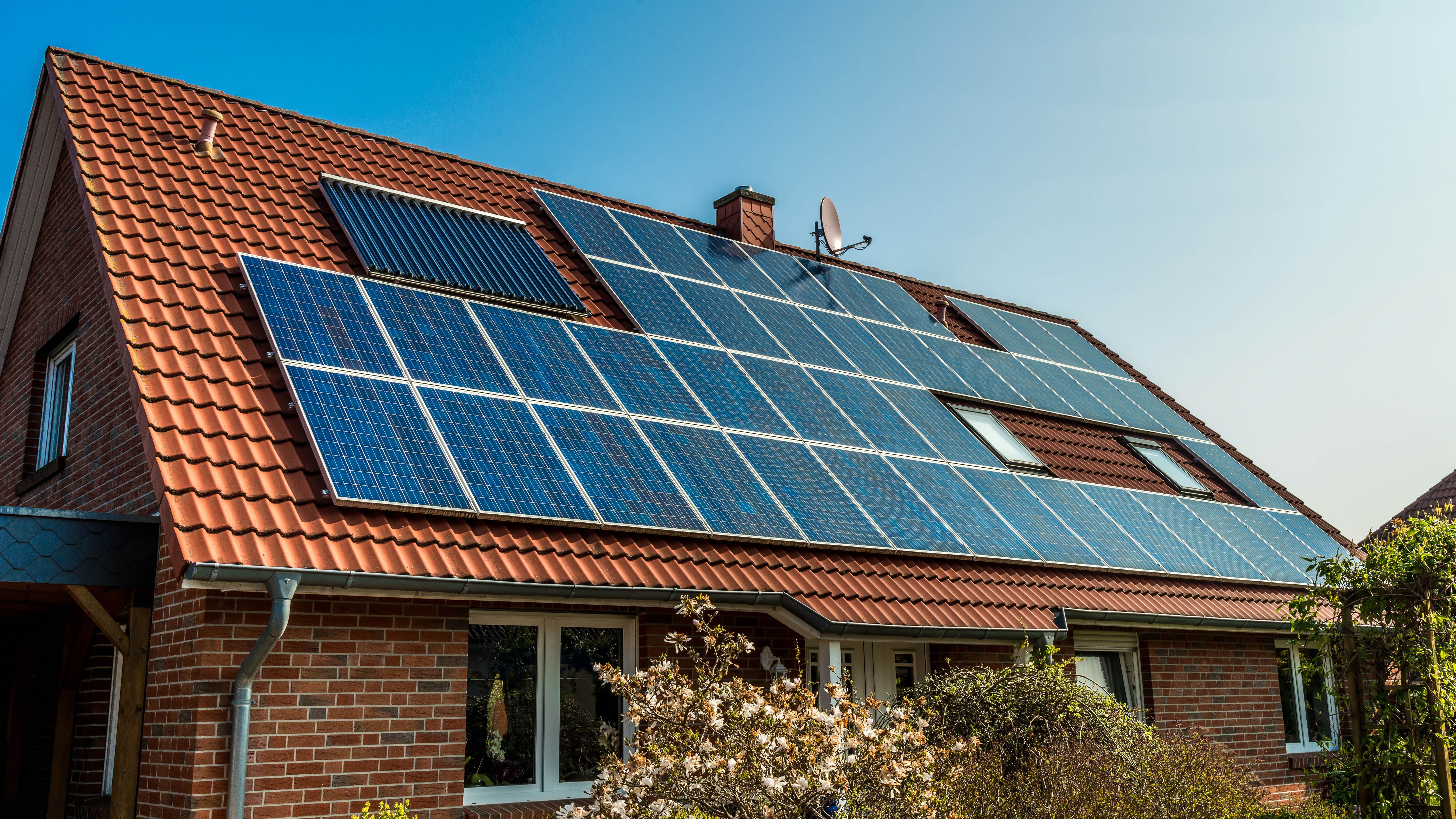 Ein Haus mit Sonnenkollektoren auf dem Dach