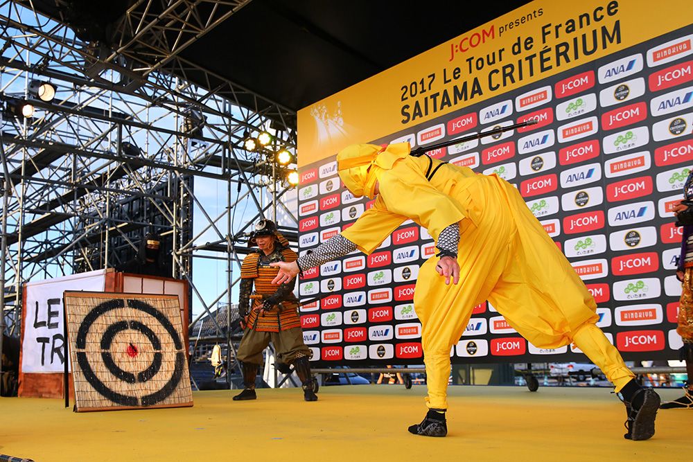 Chris Froome hits the target with a ninja star
