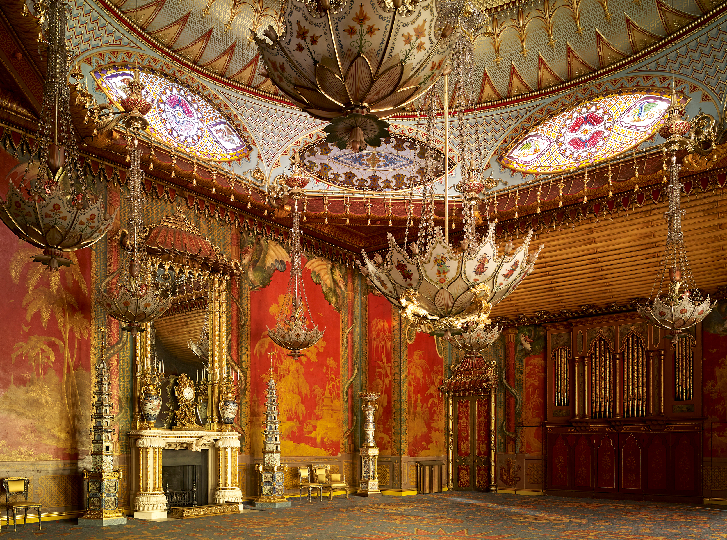 Brighton Pavilion: The Music Room with two of its pyramids. The standing lamp to the right incorporates at its centre a porcelain vase made for the duc D’Orleans. On the chimneypiece is a French clock of about 1750 and candelabra incorporating Japanese porcelain of about 1690–1730.