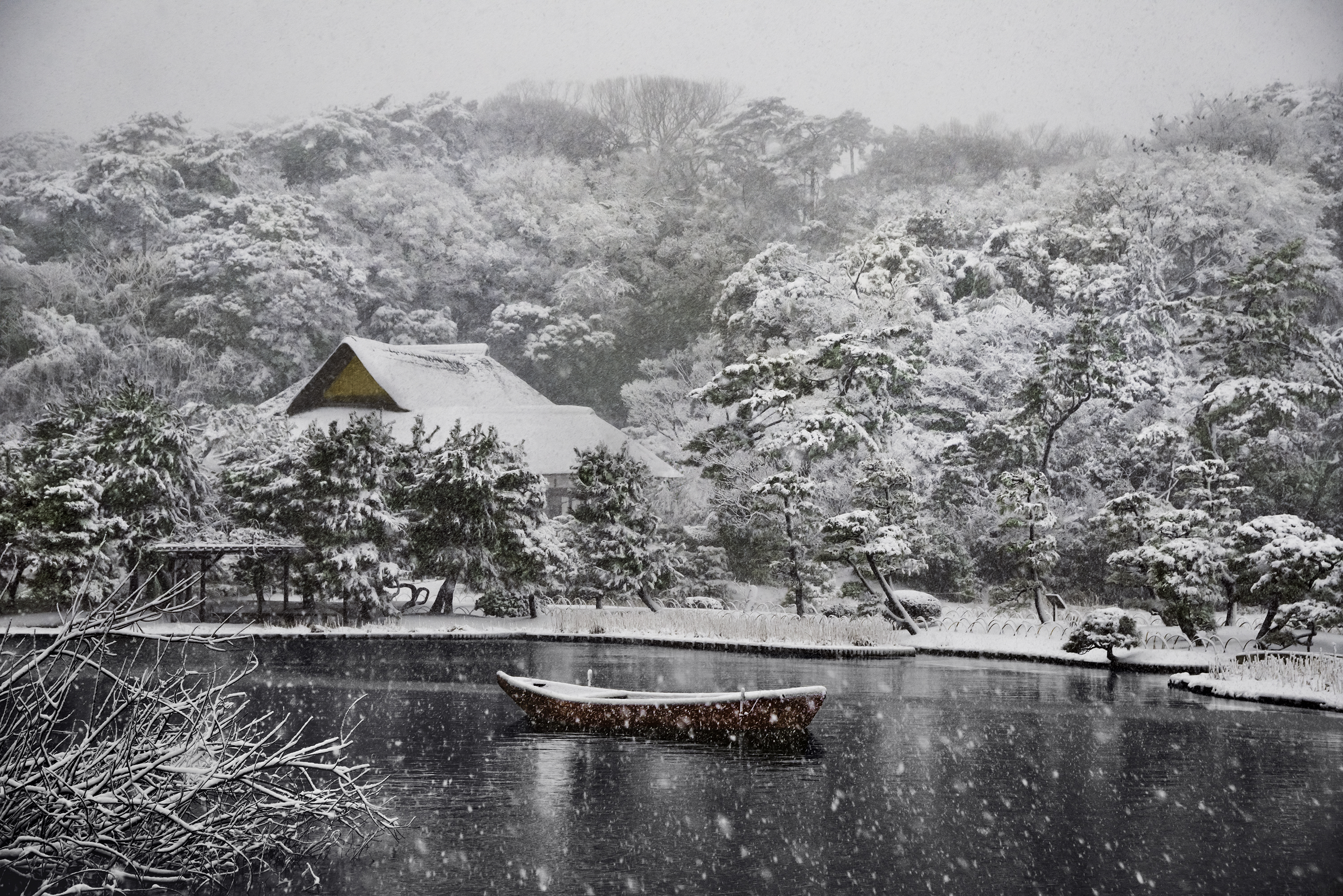 Steve McCurry Boat Covered in Snow in Sankei-en Gardens, 2014.JPG