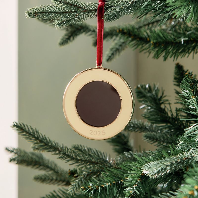 circular photo frame ornament for Christmas tree