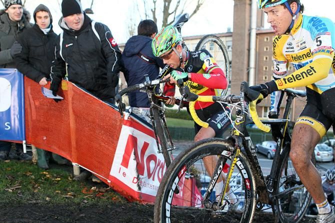 Sven Nys tries to make the pass