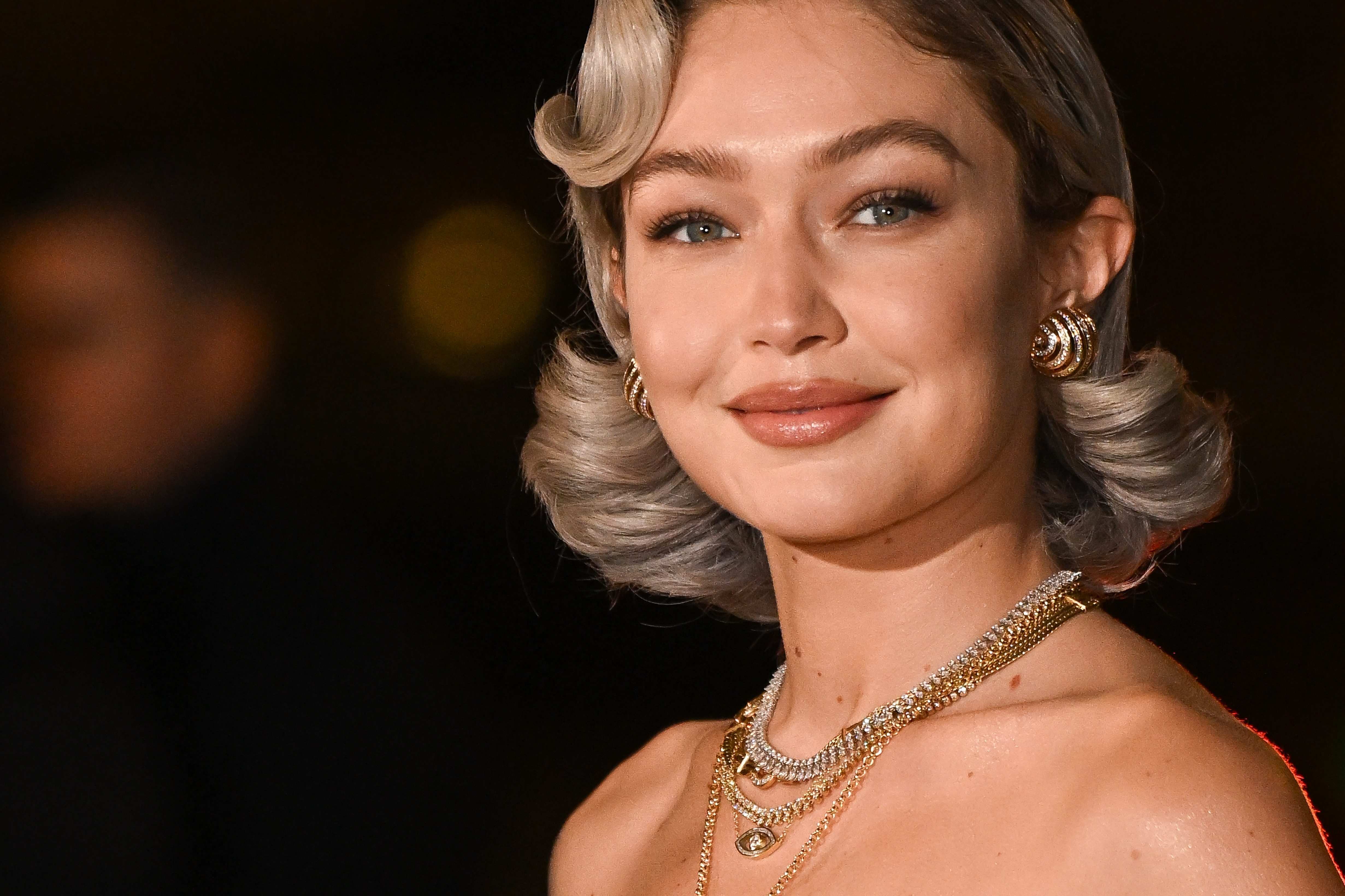 smokey - Gigi Hadid