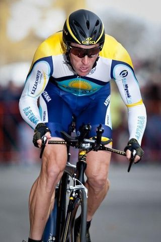 Armstrong rides the prologue in Sacramento.