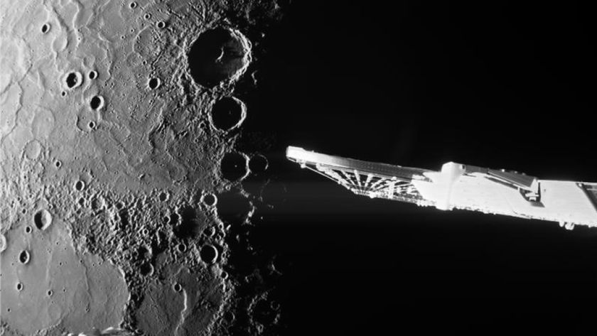 a black and white flyby close-up of Mercury&#039;s cratered surface