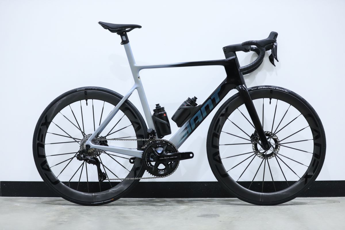 A Giant Propel Advanced SL 0 stands against a white wall