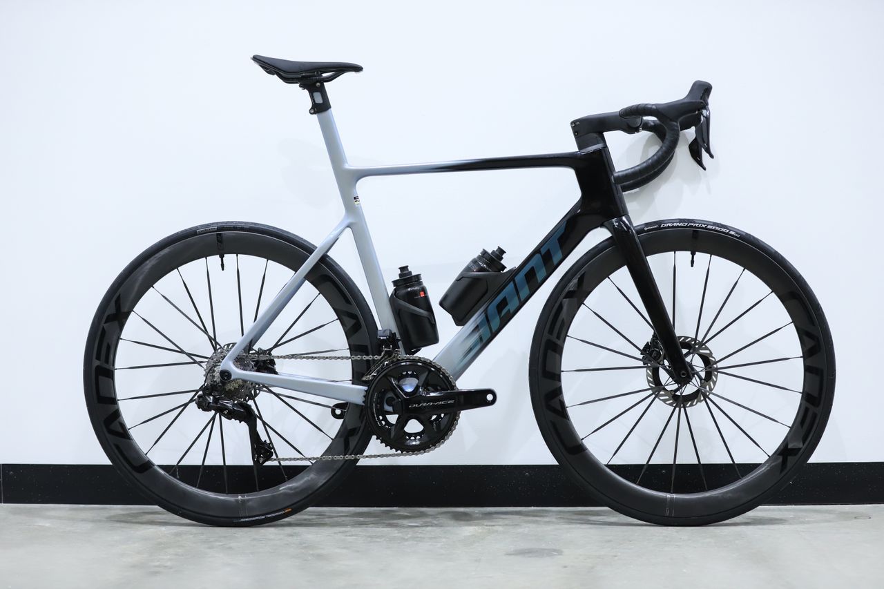 A Giant Propel Advanced SL 0 stands against a white wall