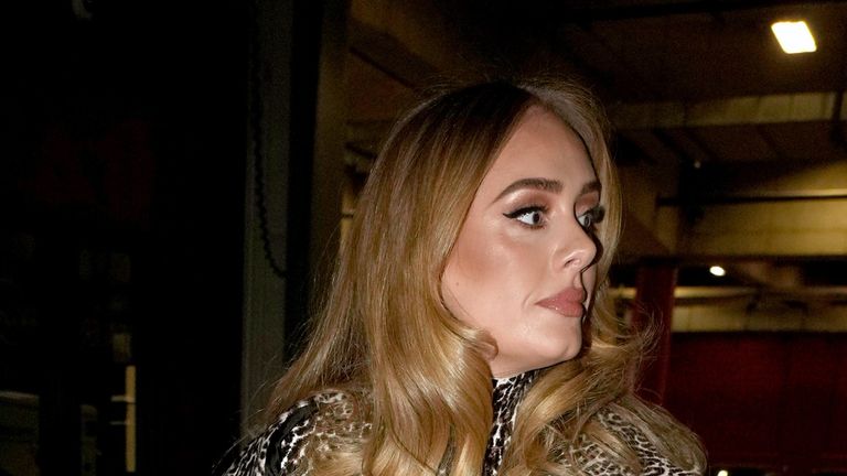 Adele splurges £1,000 on books for customized 'library'