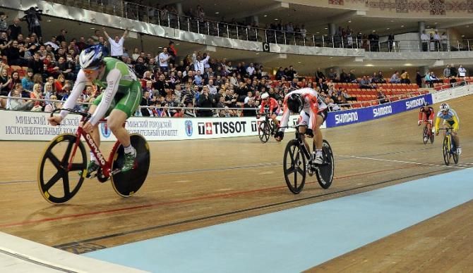 Martyn Irvine (Ireland) wins the 15km scratch race ahead of Andreas Mueller (Austria) and Luke Davison (Australia).