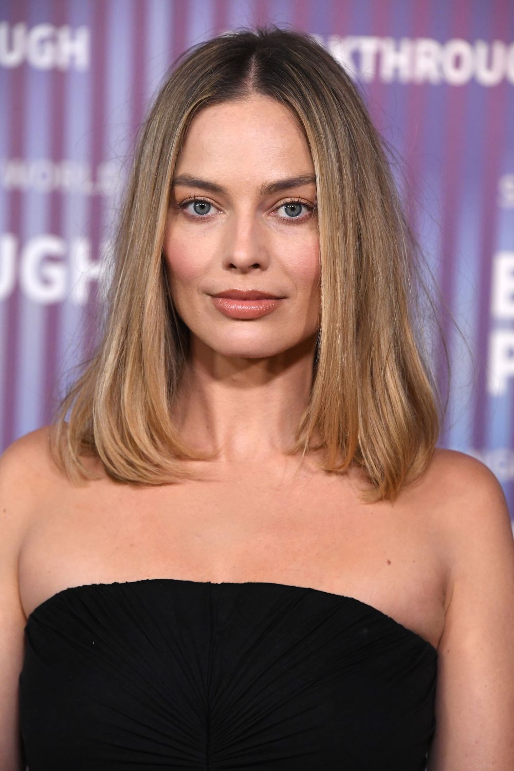 Margot Robbie with a thickening haircut