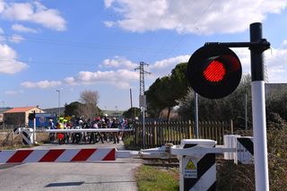 The peloton stopped at the level crossing