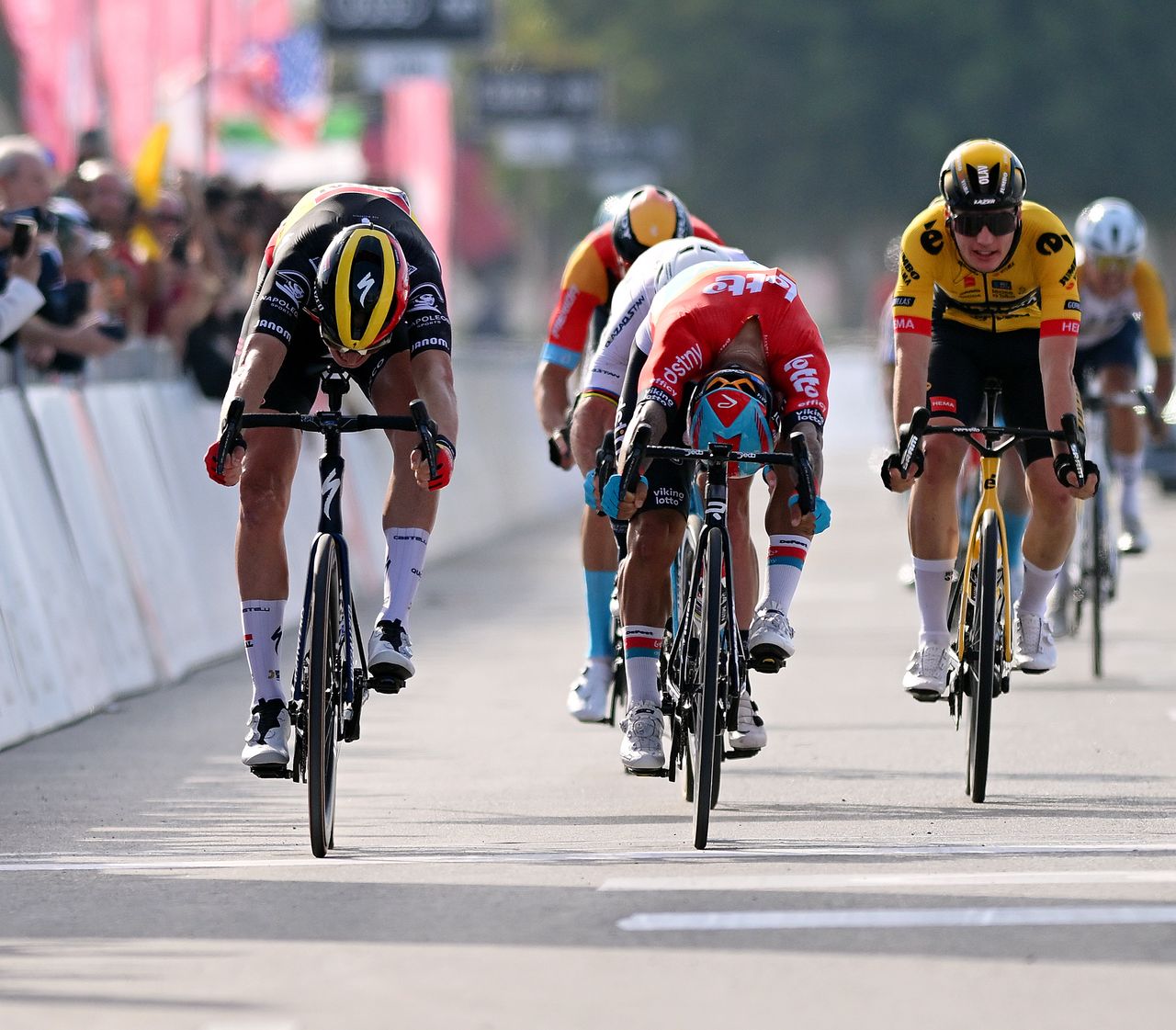 A photo finish was needed to rule that Tim Merlier won stage 1 of the UAE Tour