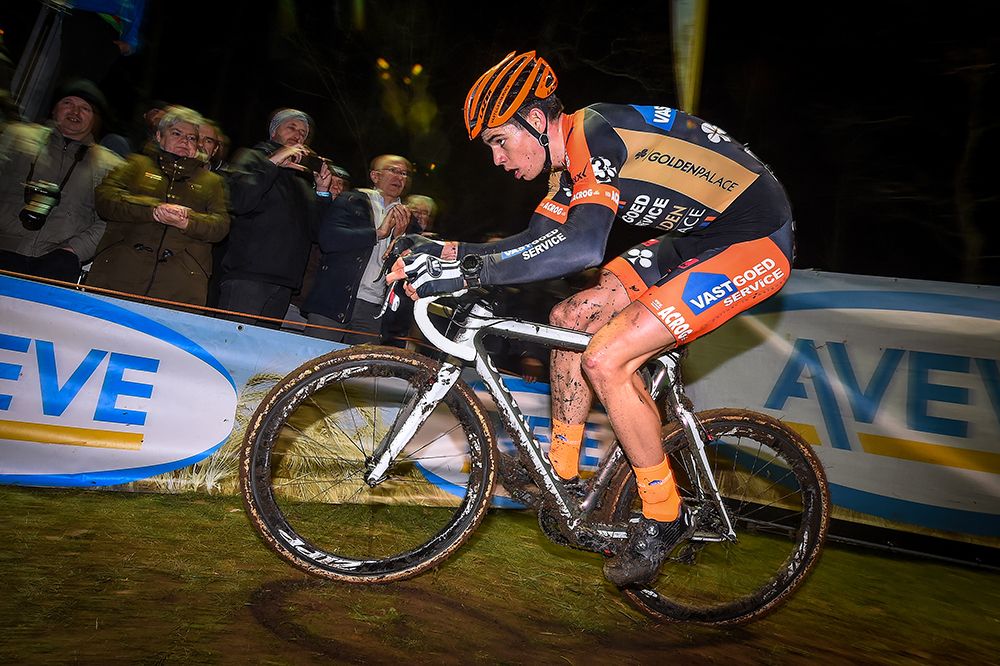 Wout Van Aert chases back after a chain problem