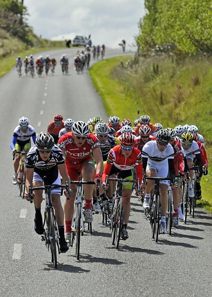 Once again strong winds tear the peloton to pieces.