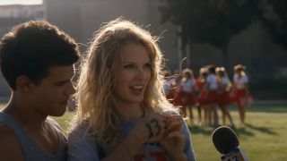 Taylor Swift as Felicia talking to a reporter in Valentine's Day
