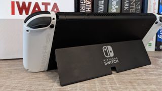 Nintendo Switch OLED med sitt justerbara stöd