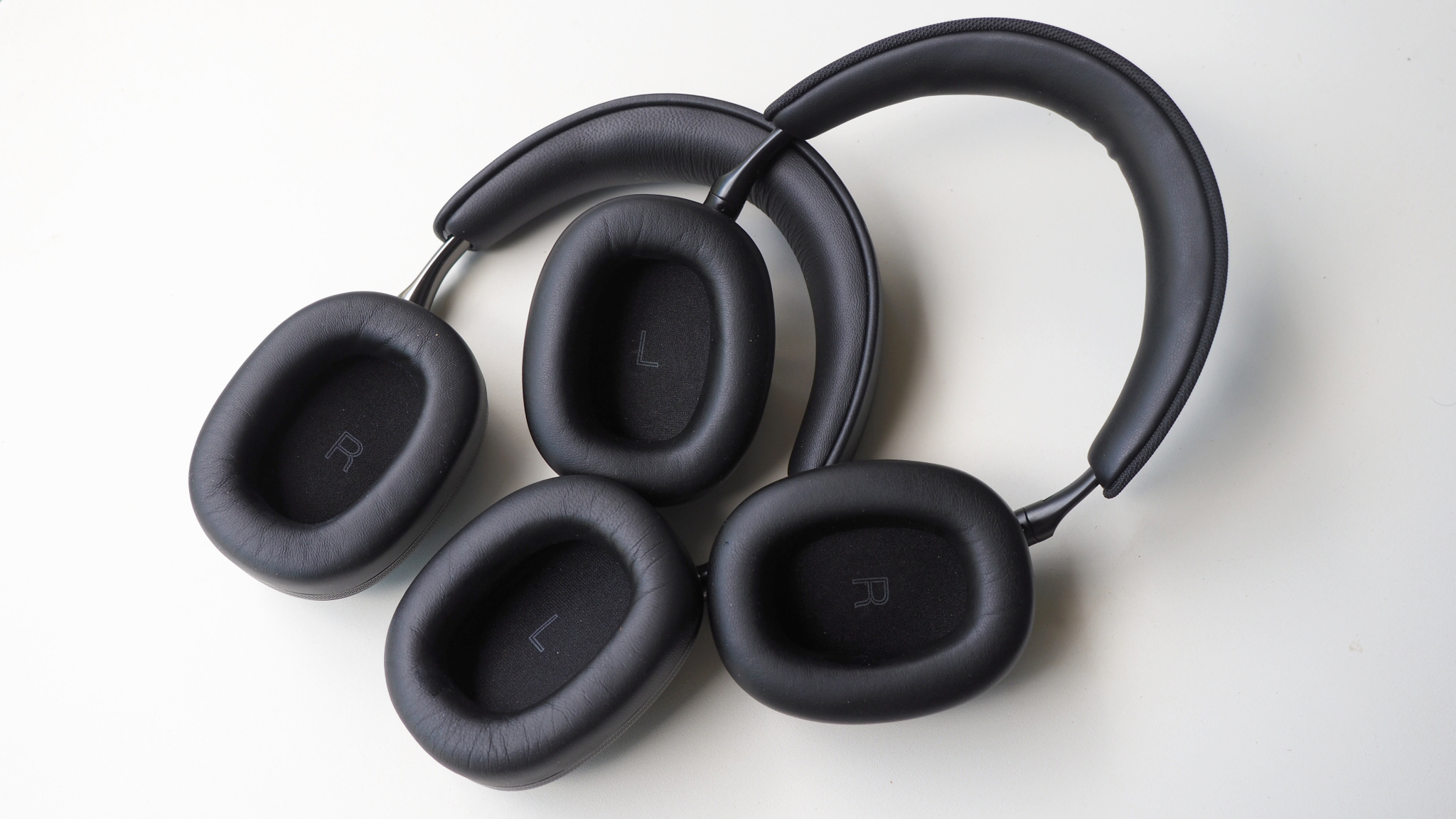Bowers &amp;amp; Wilkins PX8 S2 vs Bowers &amp;amp; Wilkins PX7 S3