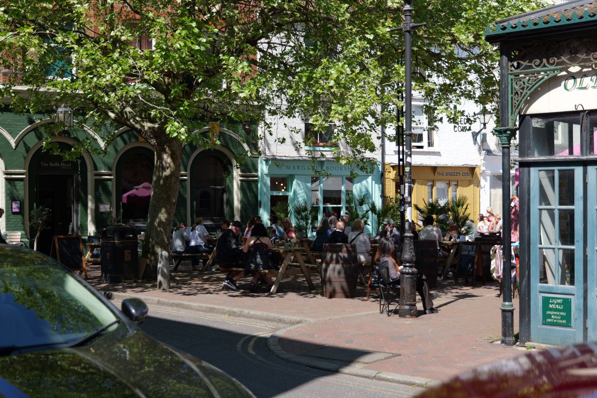 People having lunch in the Sun outside restaurants
