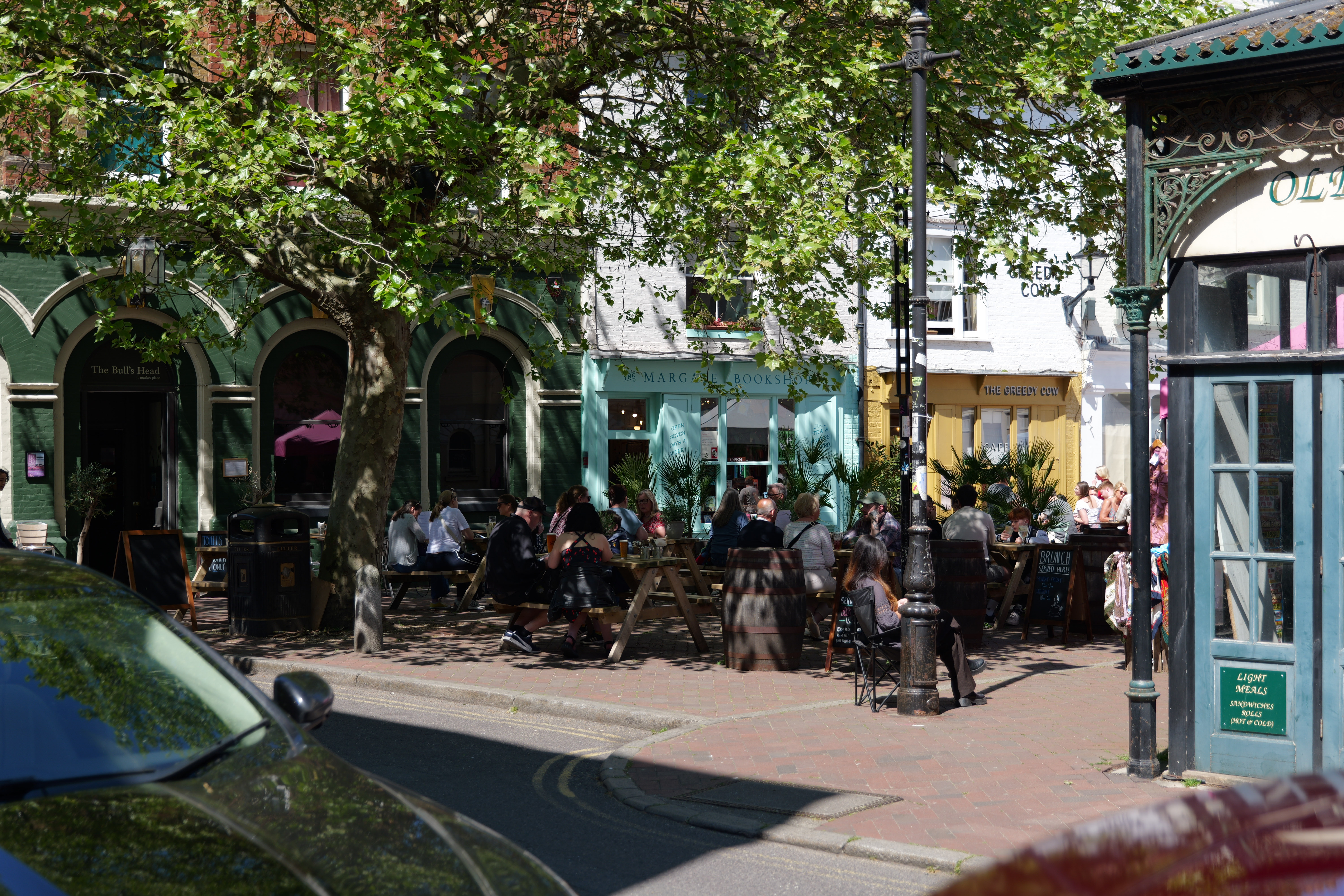 People having lunch in the Sun outside restaurants