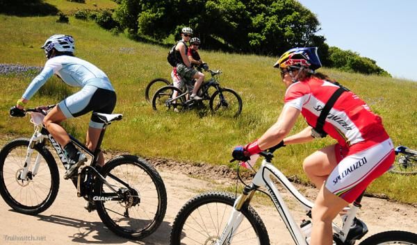 Kelli Emmett (Giant) leads Rebecca Rusch (Specialized) at the start.