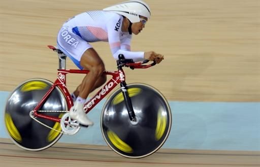 Sunjae Jang (Korea) en route to victory in the men's 4,000m individual pursuit.