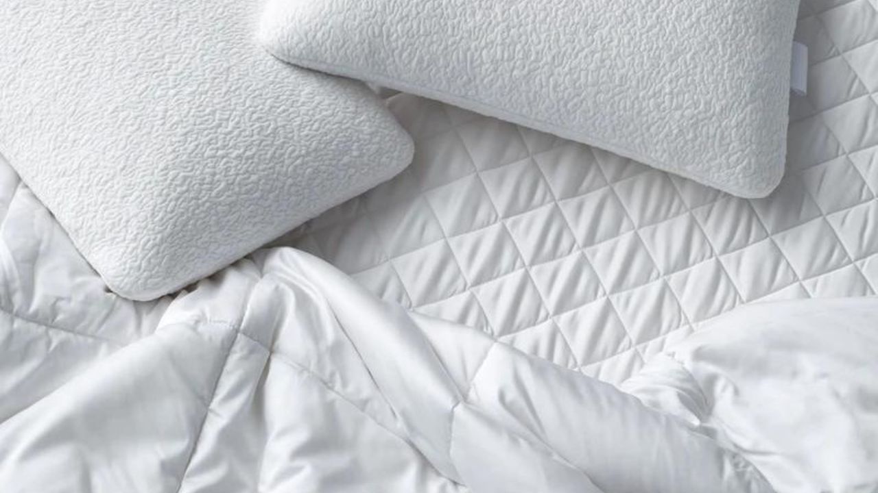 Mattress protector on bed 