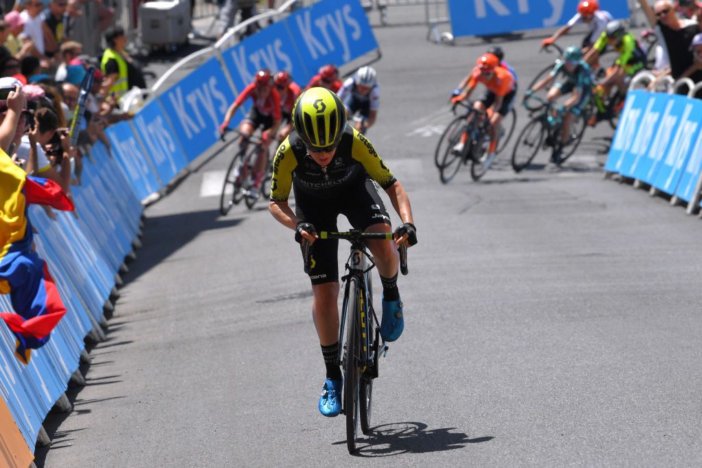 Amanda Spratt (Mitchelton-Scott) is out front on the final climb but Vos is about to charge across the gap