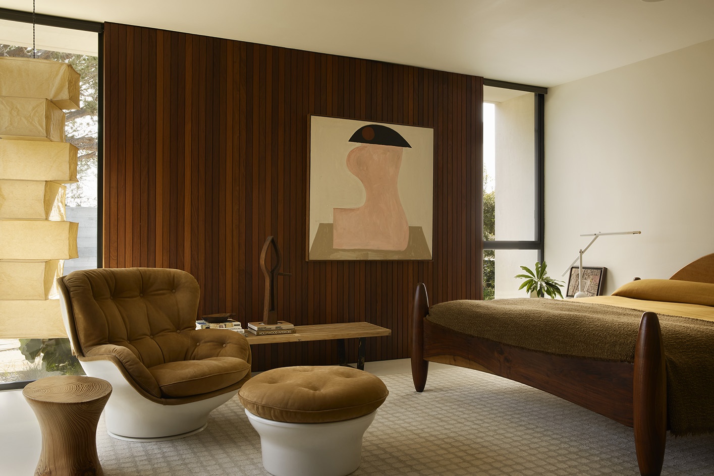 Paperfold house, a Pierre Koenig house in California redesigned by Jamie Bush, has contemporary feel and furniture and a midcentury feel