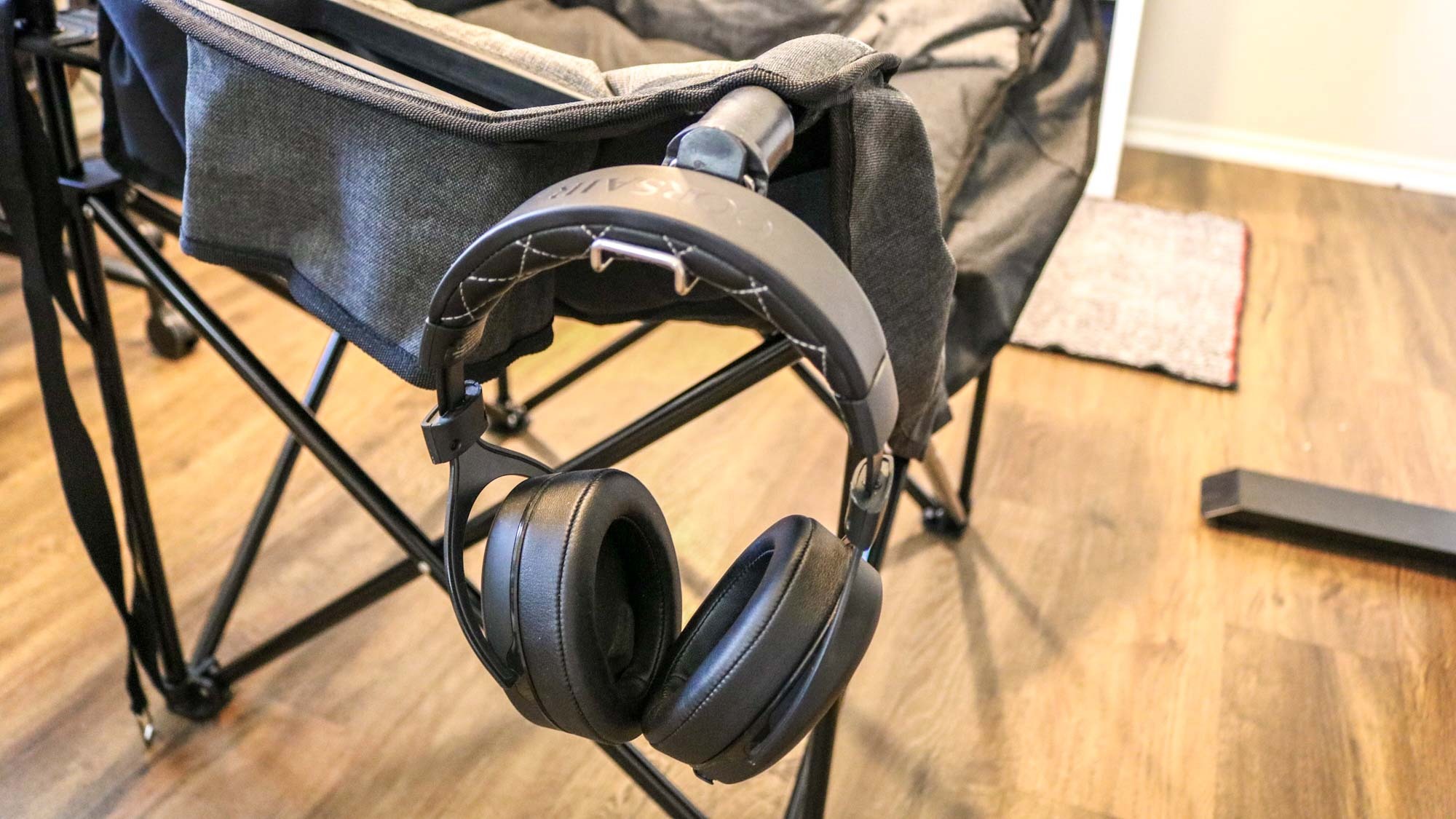 El soporte para auriculares en la silla plegable para juegos
