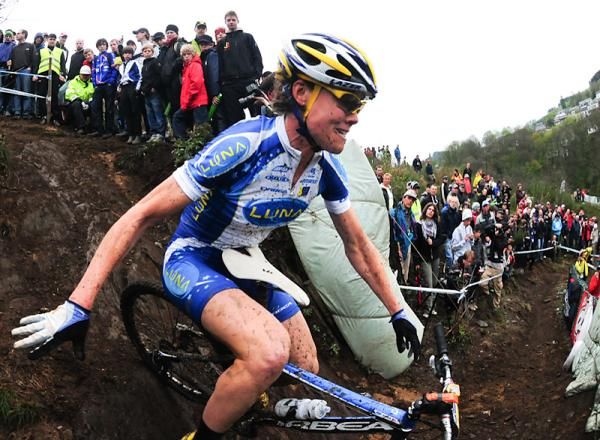 Geogia Gould (Luna Pro Team) rides downhill with no hands