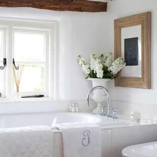 bathroom with white bathtub and towels