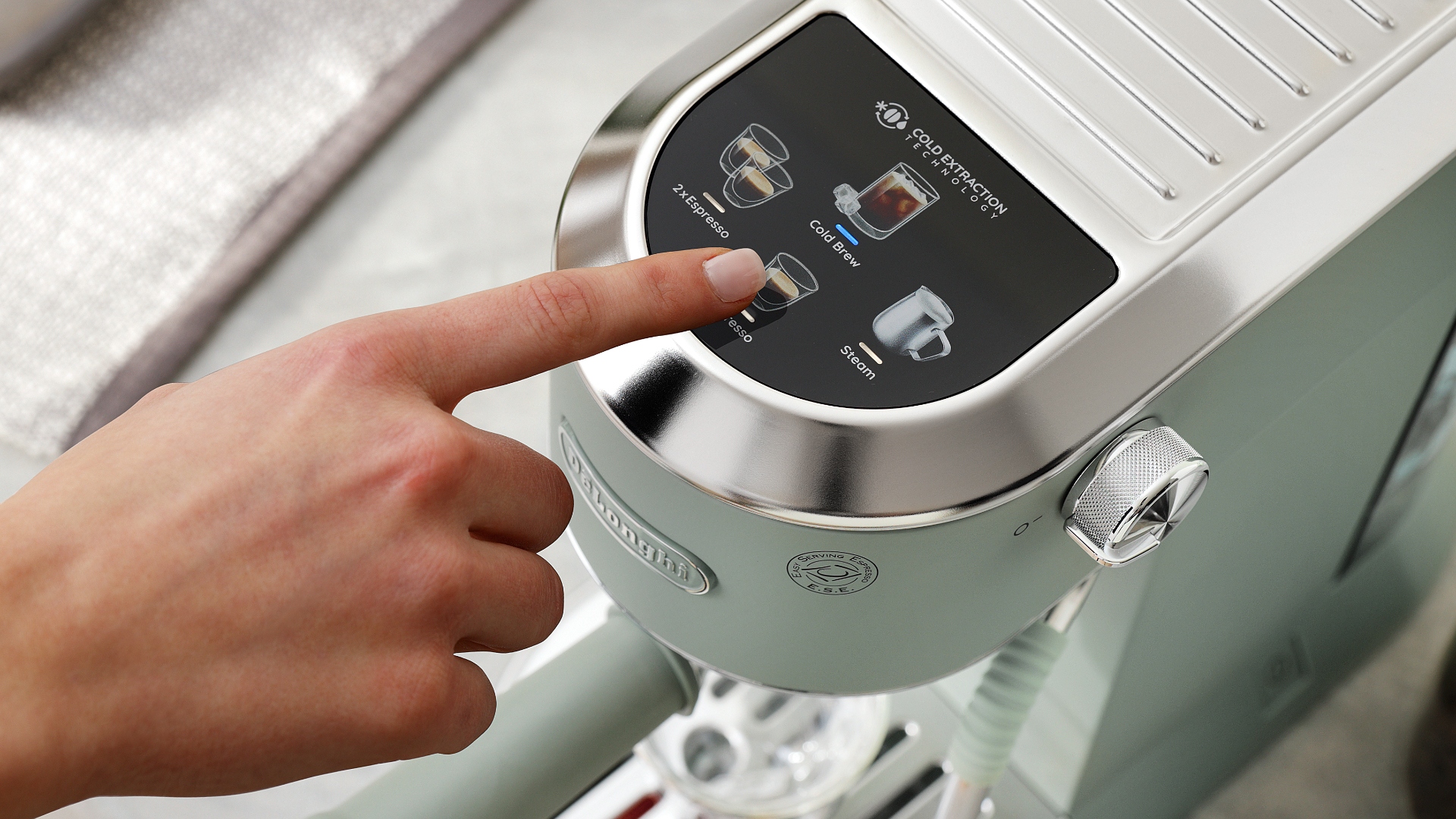 The De'Longhi Dedica Duo in pistachio demonstrating the touchscreen