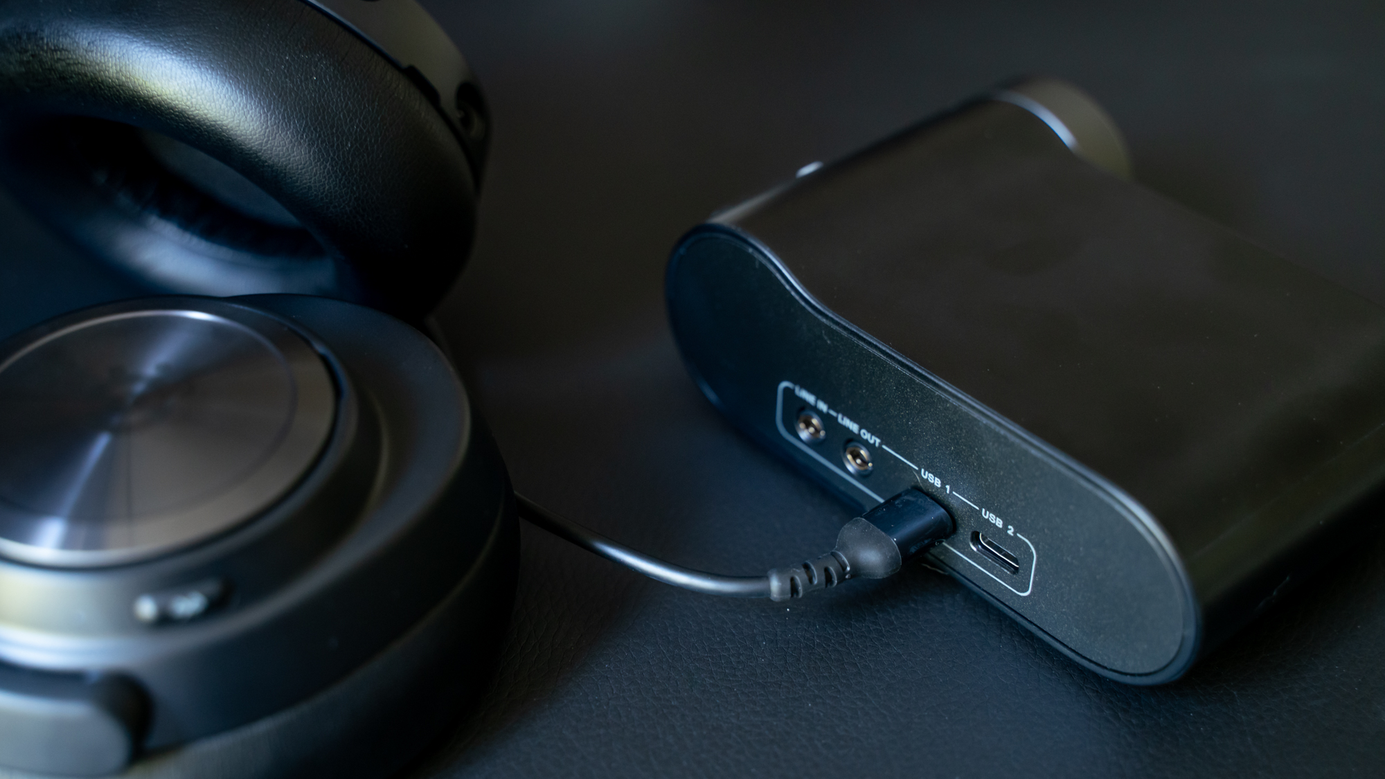 SteelSeries Arctis Nova Pro Wireless e estação base em um tapete de jogos