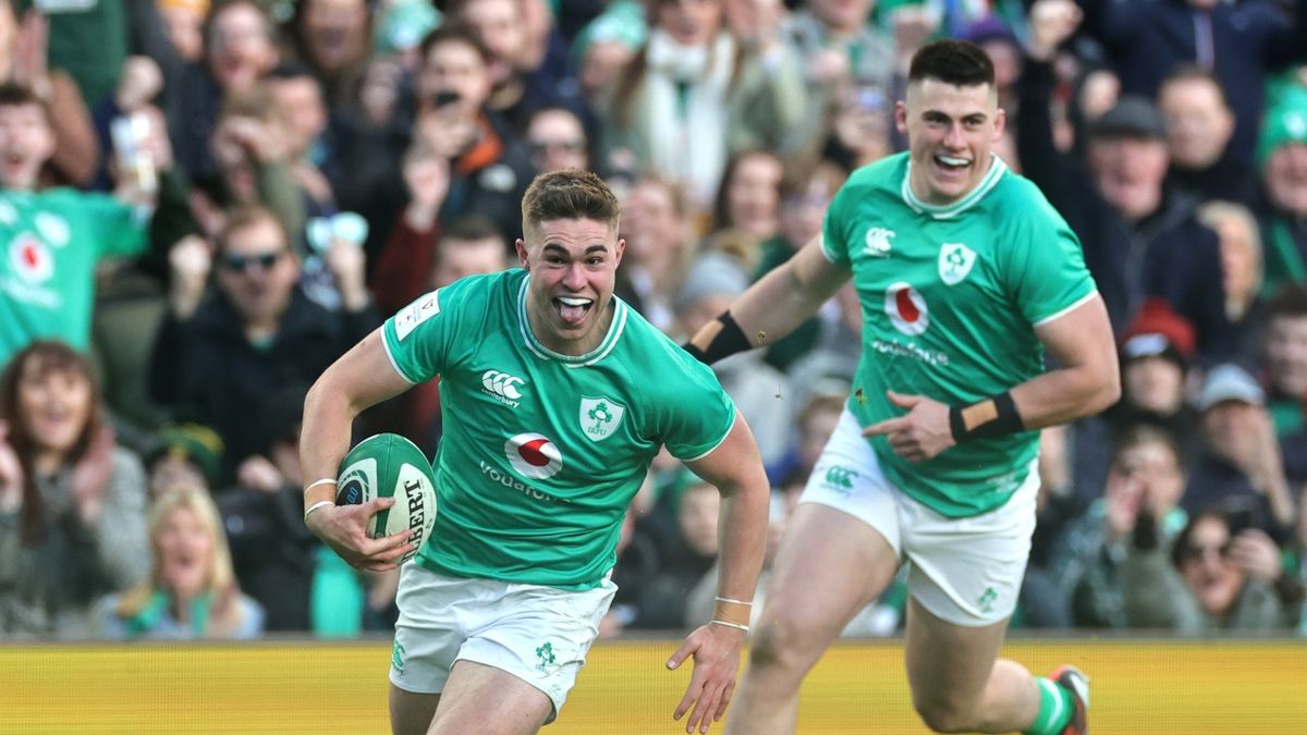 Jack Crowley of Ireland runs into score his team&#039;s first try during the Guinness Six Nations 2024 match between Ireland and Italy at Aviva Stadium on February 11, 2024 in Dublin, Ireland