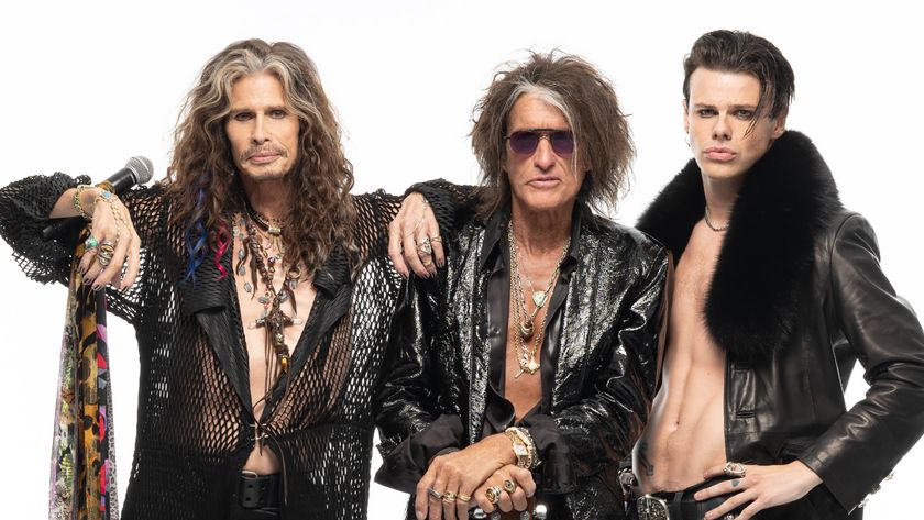 Yungblud posing with Steve Tyler and Joe Perry