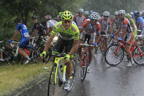 Andrea Guardini (Farnese Vini - Selle Italia) makes it through a crowd of riders