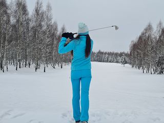 Player using winter gloves in snow