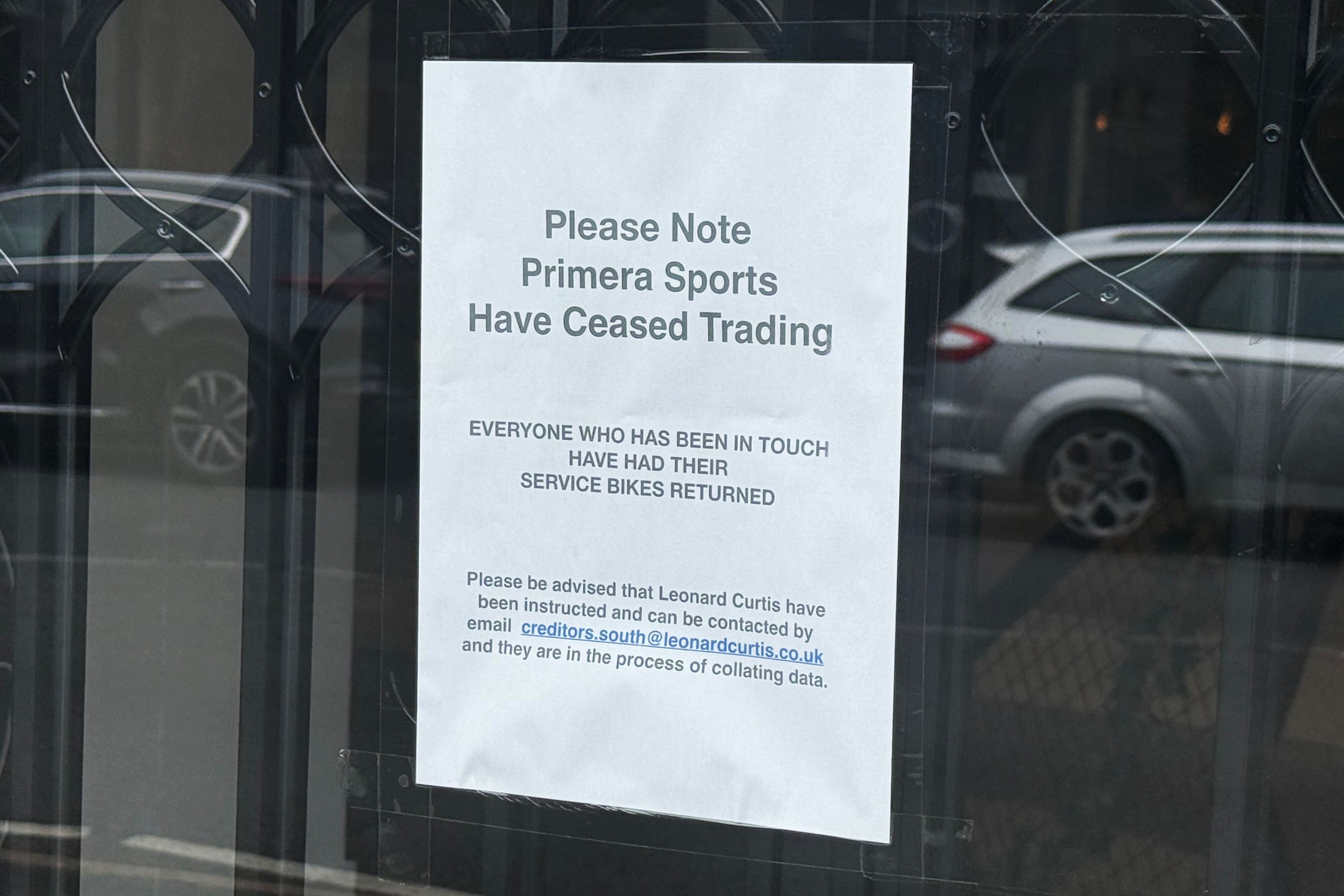 A note in the window of E-Performance bike shop in Bournemouth saying Primera Sports has ceased trading