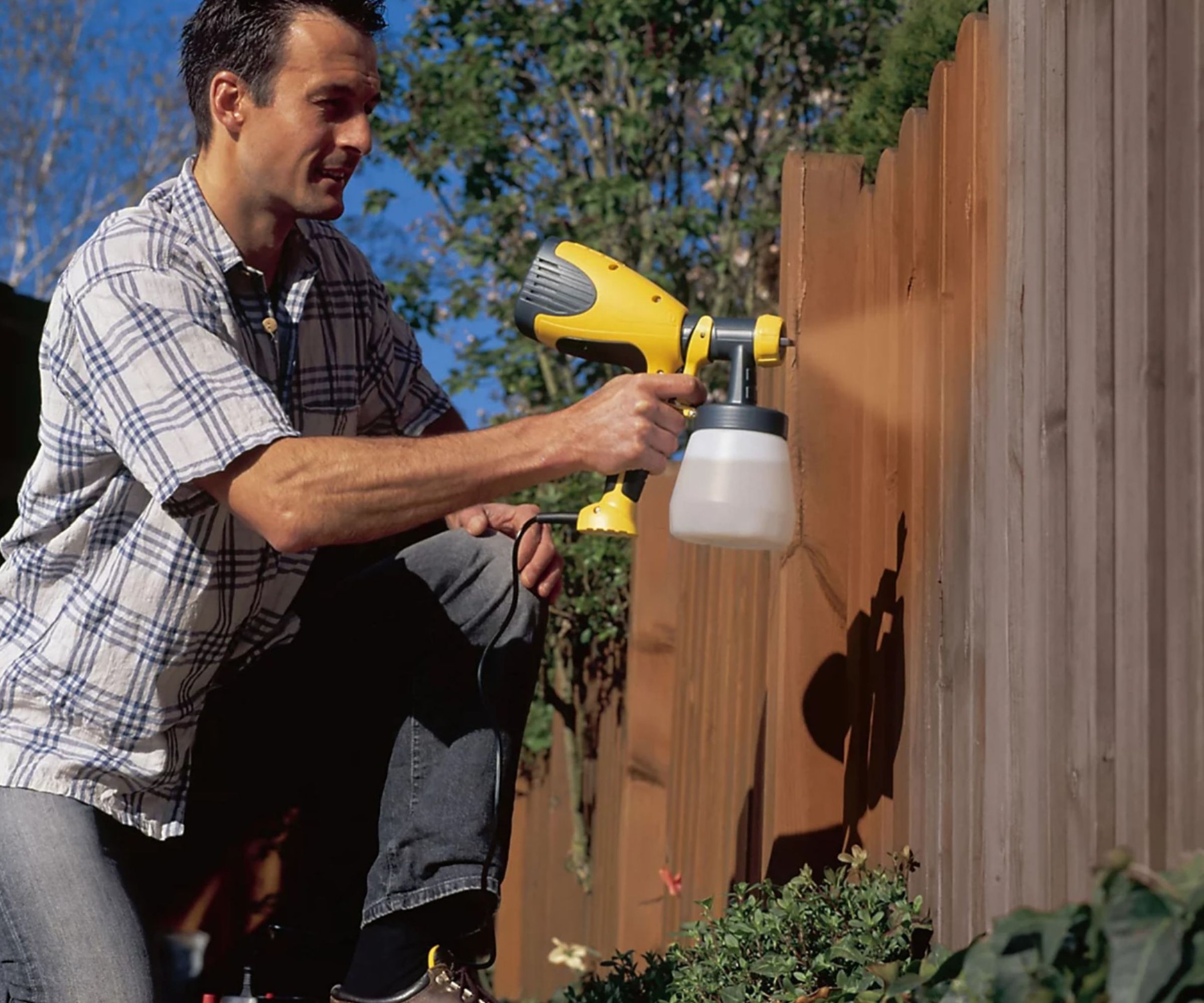 Wagner 230V 280W Paint sprayer W100 bring used on a fence