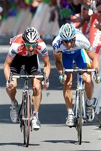 Kurt-Asle Arvesen (CSC-Saxo Bank) battles with Martin Elmiger (AG2R)