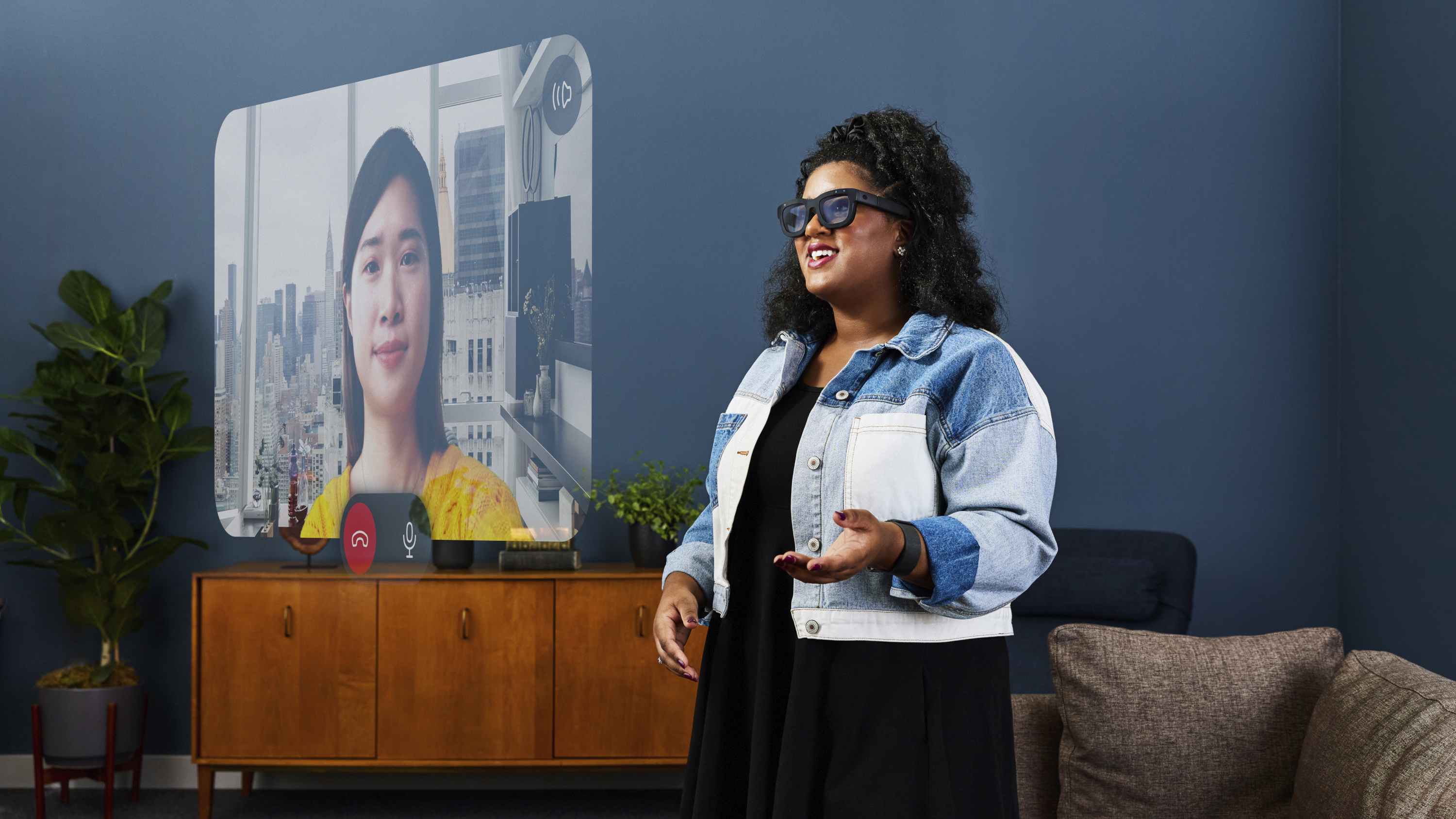 Foto de prensa de una mujer con gafas Meta Project Orion AR mientras realiza una videollamada.