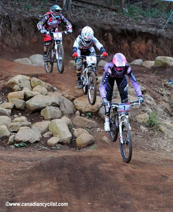 Anneke Beerten leads Melissa Buhl and C&eacute;line Gros in the semi-final
