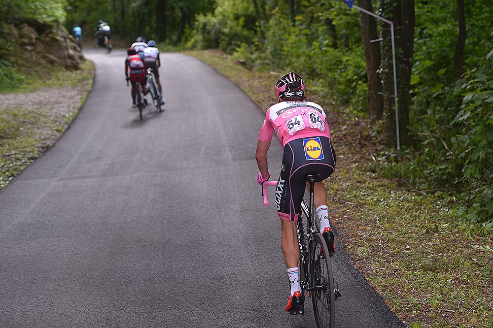 Bob Jungels (Etixx-QuickStep) desperately tries to catch back up to the next group on the climb