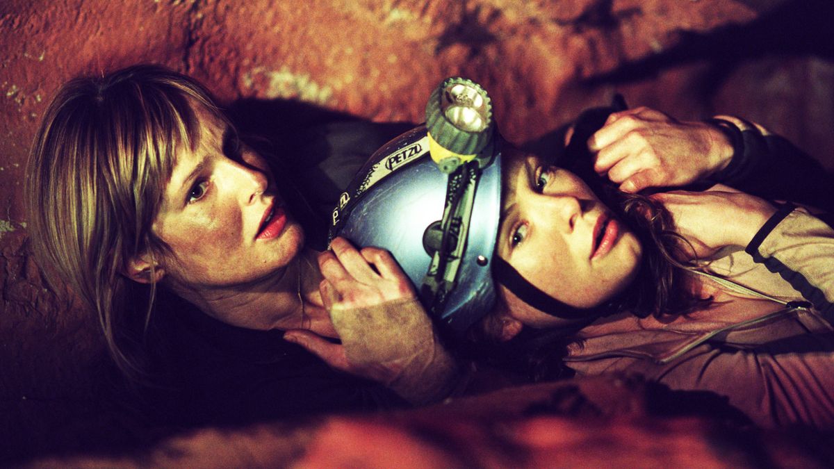 Saskia Mulder and MyAnna Buring in &quot;The Descent&quot; (2005)