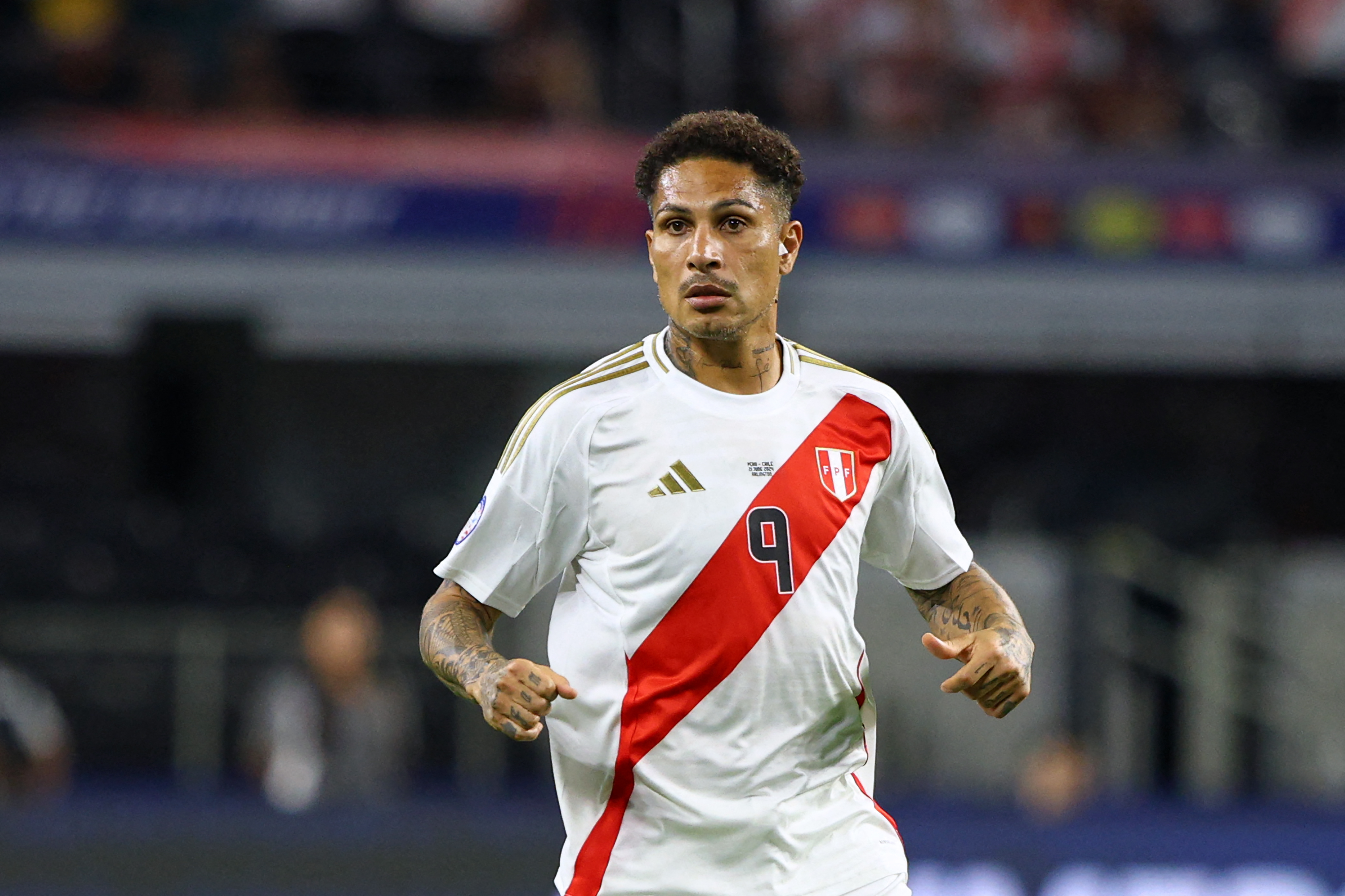 Paolo Guerrero en acción con Perú contra Chile en la Copa América 2024.