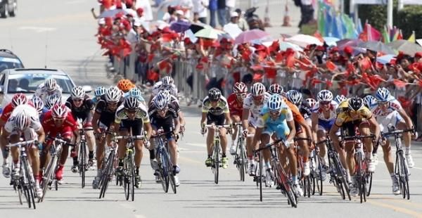 Justin Jules (VC La Pomme) beat Maxim Iglinskiy (Astana) in the sprint.