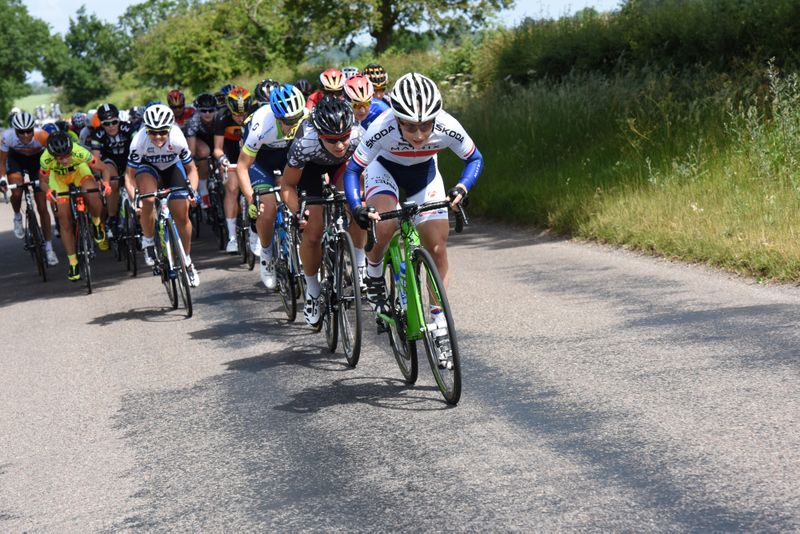 Laura Trott (Matrix) attacks the peloton