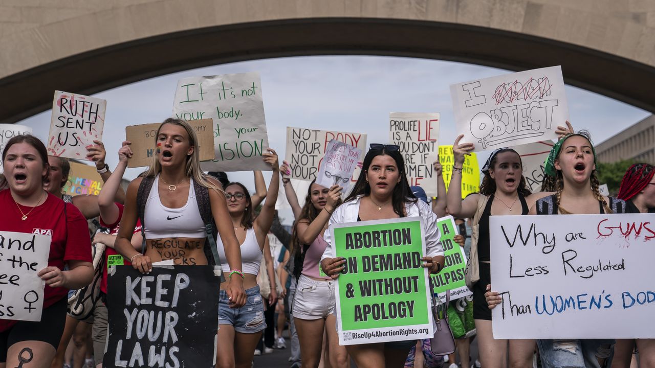 US abortion-rights activists march toward the White House