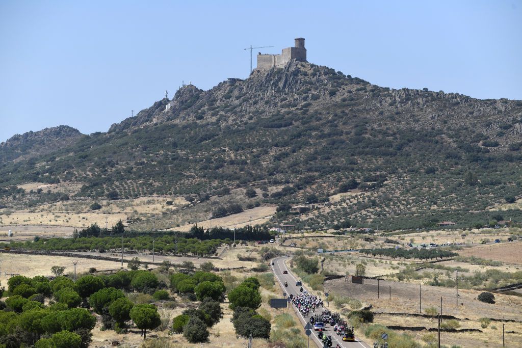 VILLANUEVA DE LA SERENA SPAIN AUGUST 27 A general view of the peloton compete near Puebla de Alcocer castle during the 76th Tour of Spain 2021 Stage 13 a 2037km stage from Belmez to Villanueva de la Serena lavuelta LaVuelta21 on August 27 2021 in Villanueva de la Serena Spain Photo by Tim de WaeleGetty Images